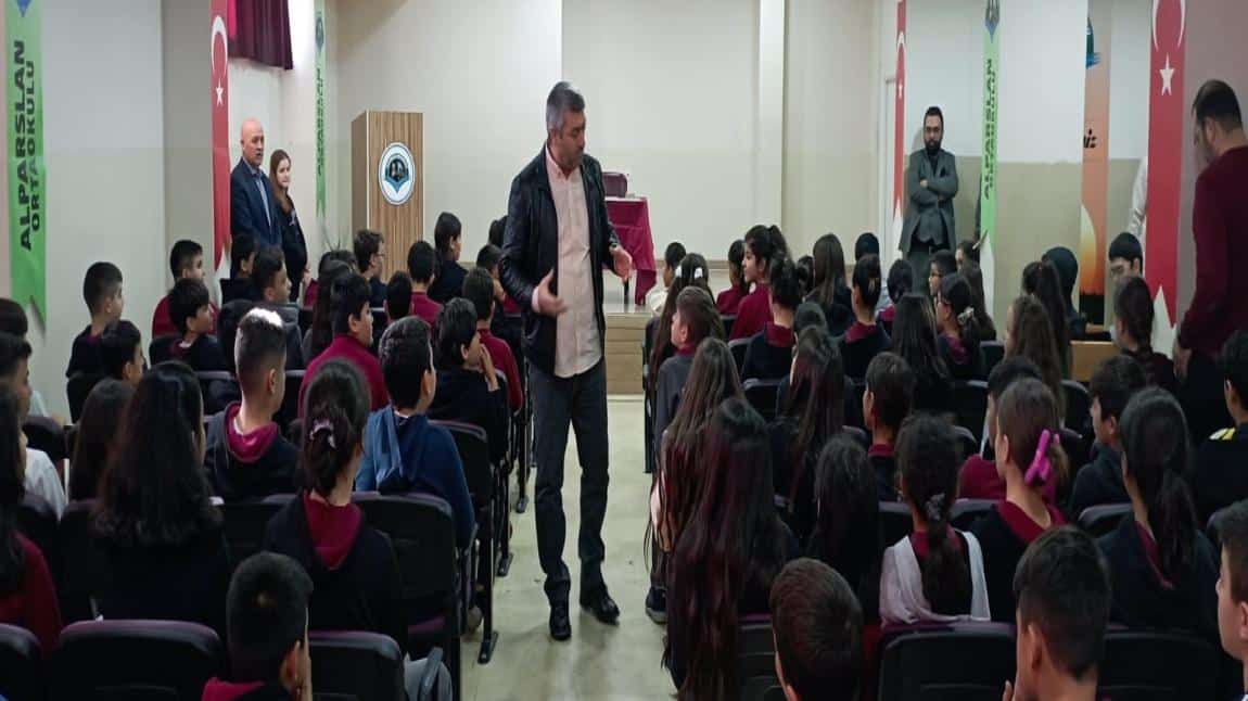 Tozkoparan İskender kitap serisinin yazarı Yiğit Recep Efe okulumuzu ziyaret etti.
